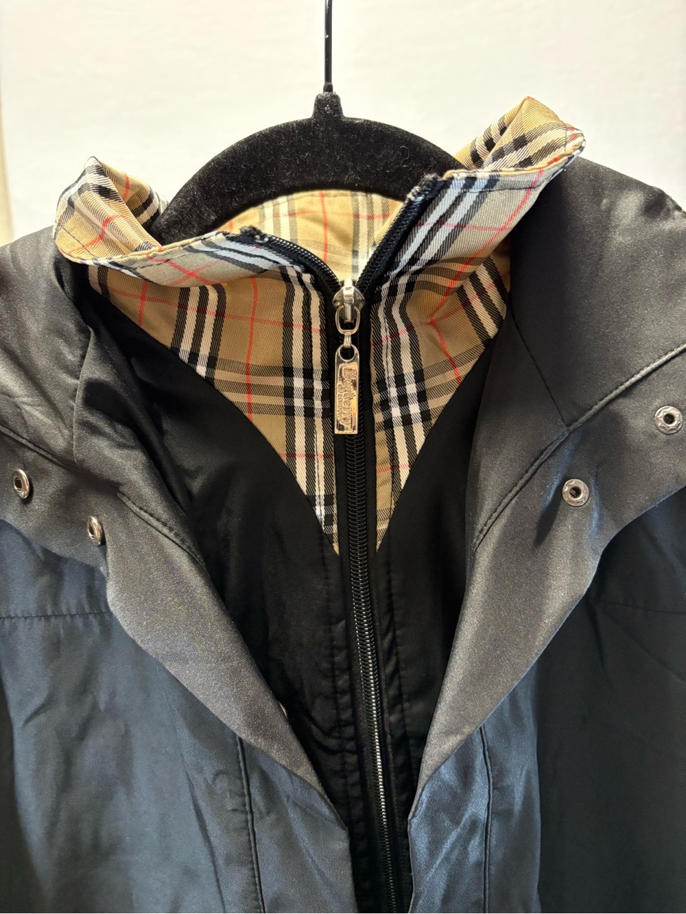 Burberry Black Coat with Classic Beige Nova Check Lining - Picture 9 of 12
